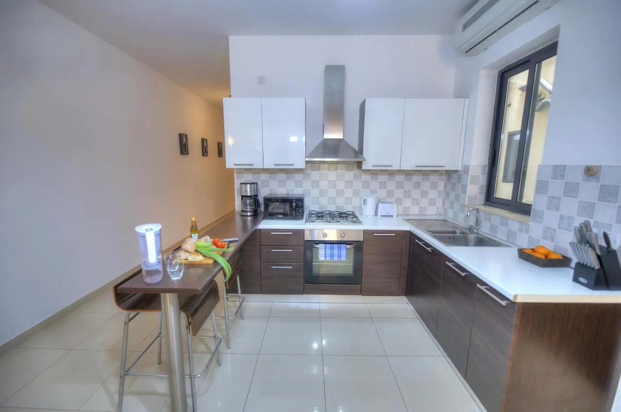 Large 3 Bedrooms Steps Away From Balluta Bay Bcam2-1 Sliema Appartement