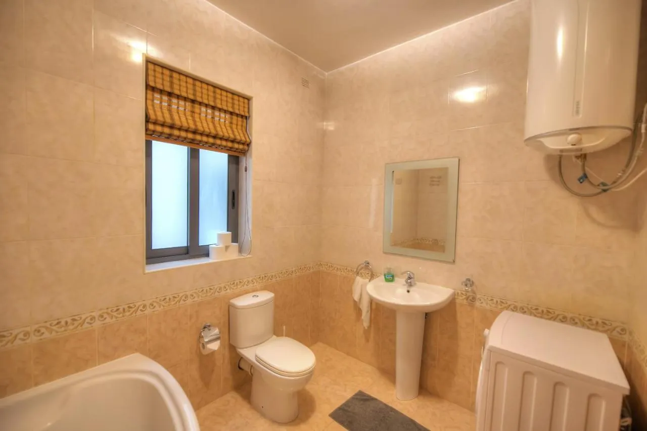 Large 3 Bedrooms Steps Away From Balluta Bay Bcam2-1 Sliema Appartement