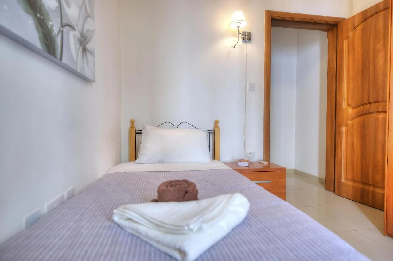 Appartement Large 3 Bedrooms Steps Away From Balluta Bay Bcam2-1 Sliema