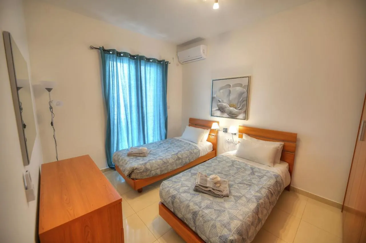 Large 3 Bedrooms Steps Away From Balluta Bay Bcam2-1 Sliema Malte