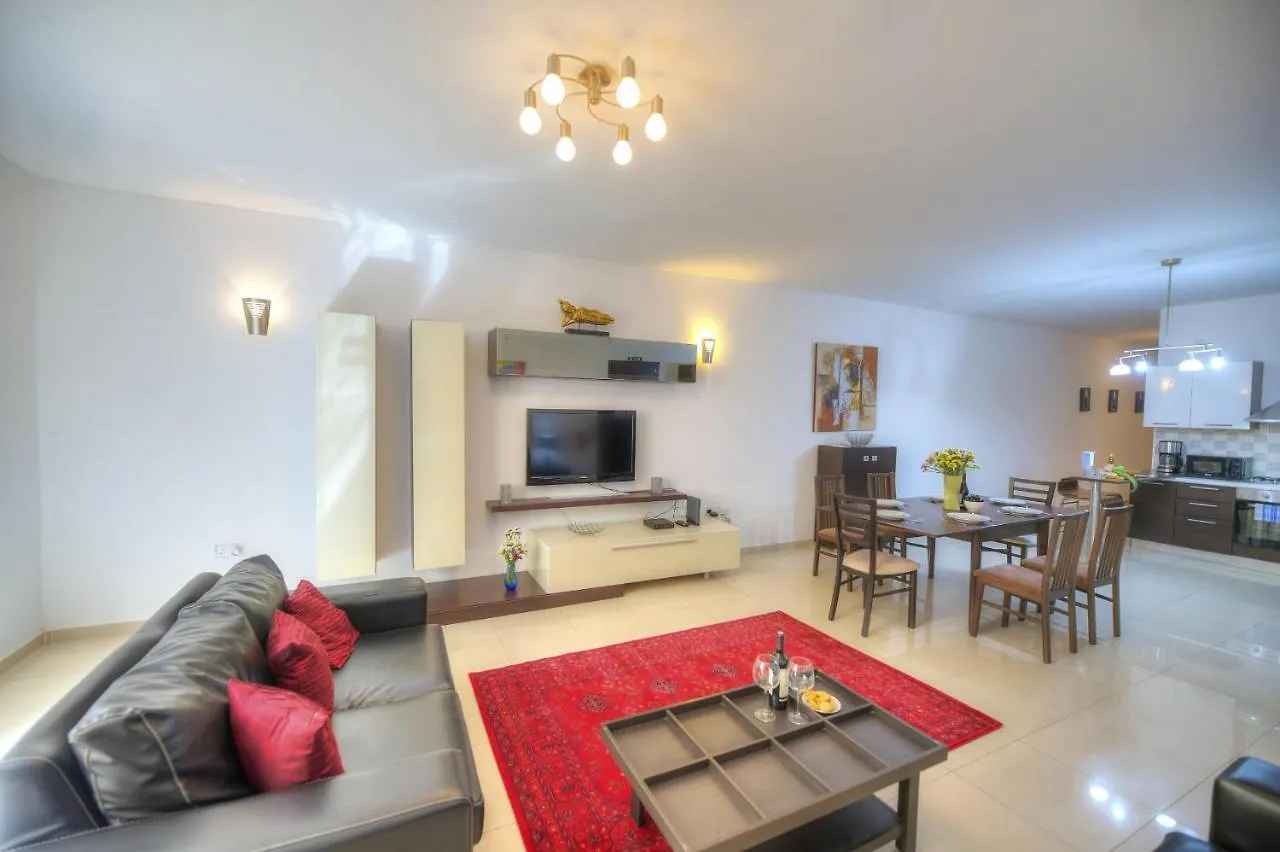 Large 3 Bedrooms Steps Away From Balluta Bay Bcam2-1 Sliema Apartment